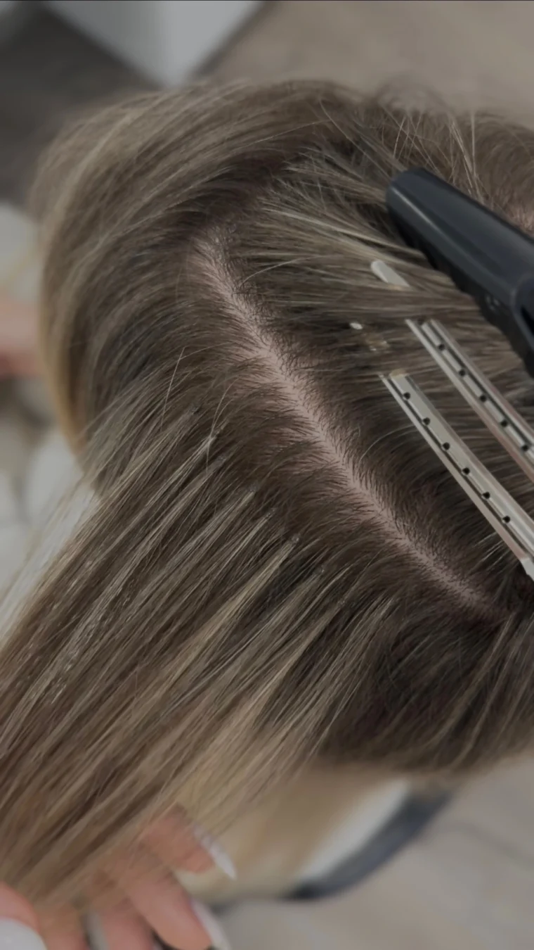 Natūralus rezultatas po plaukų priauginimo – sužinok, kiek kainuoja individualiai.