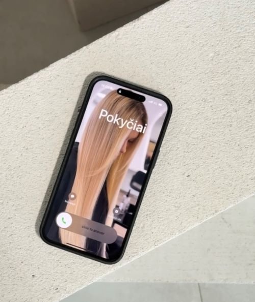 Tobulų priaugintų plaukų nuotrauka telefono viršelyje